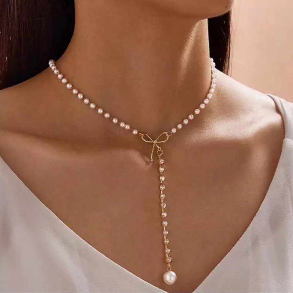 Pearls And Bow Trend Necklace